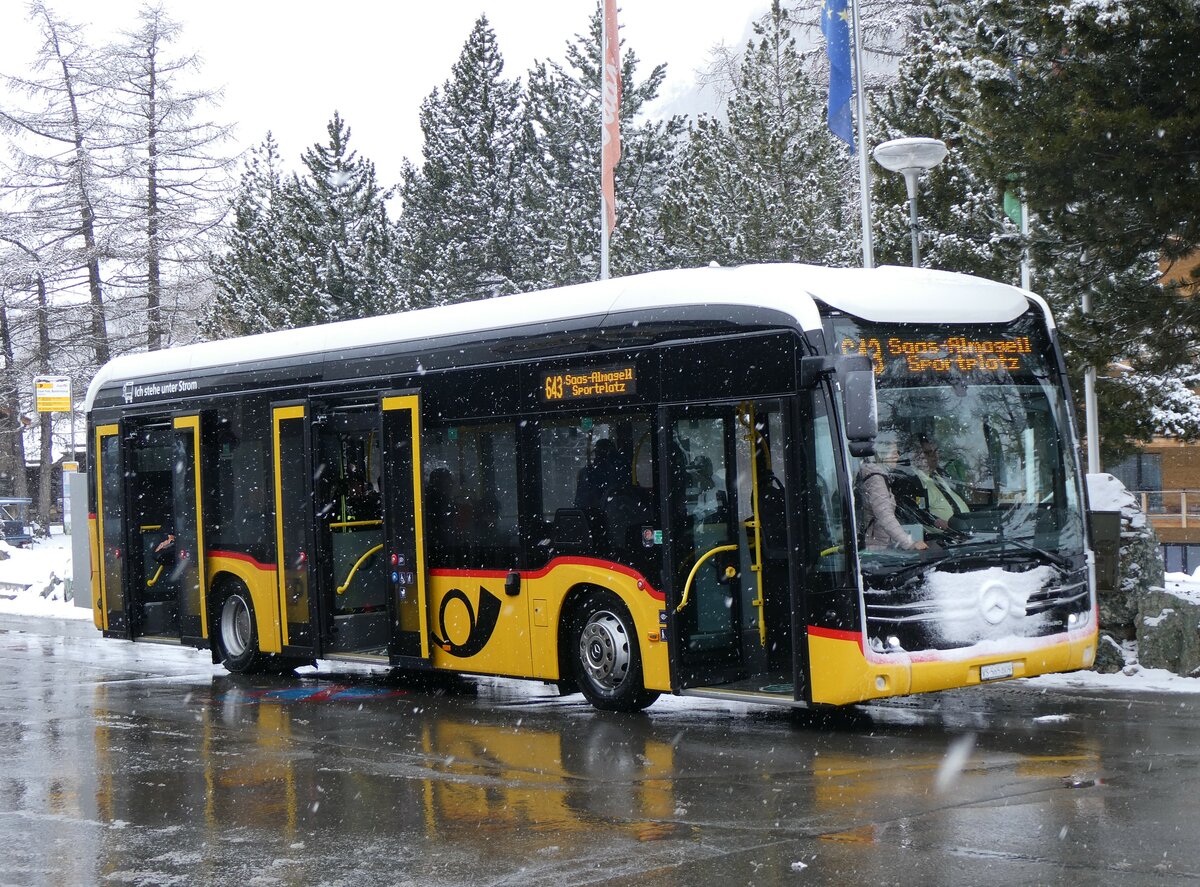 (259'719) - PostAuto Wallis - VS 565'809/PID 11'975 - eMercedes am 27. Februar 2024 in Saas-Fee, Busterminal