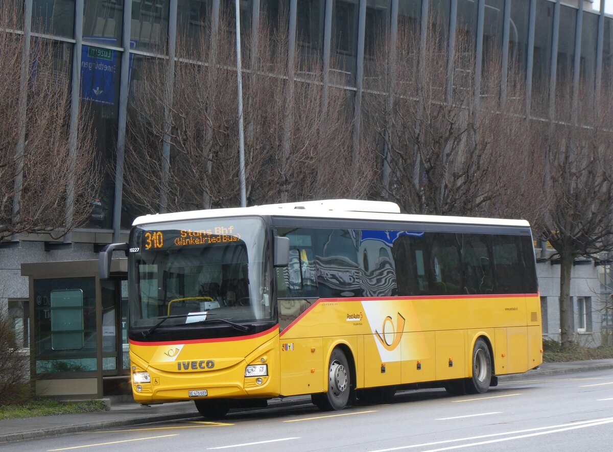 (260'301) - PostAuto Bern - BE 476'689/PID 10'227 - Iveco am 12. Mrz 2024 in Stans, Kreuzstrasse