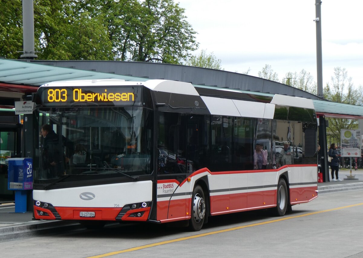 (261'101) - StadtBUS, Frauenfeld - Nr. 704/TG 237'004 - Solaris am 9. April 2024 beim Bahnhof Frauenfeld