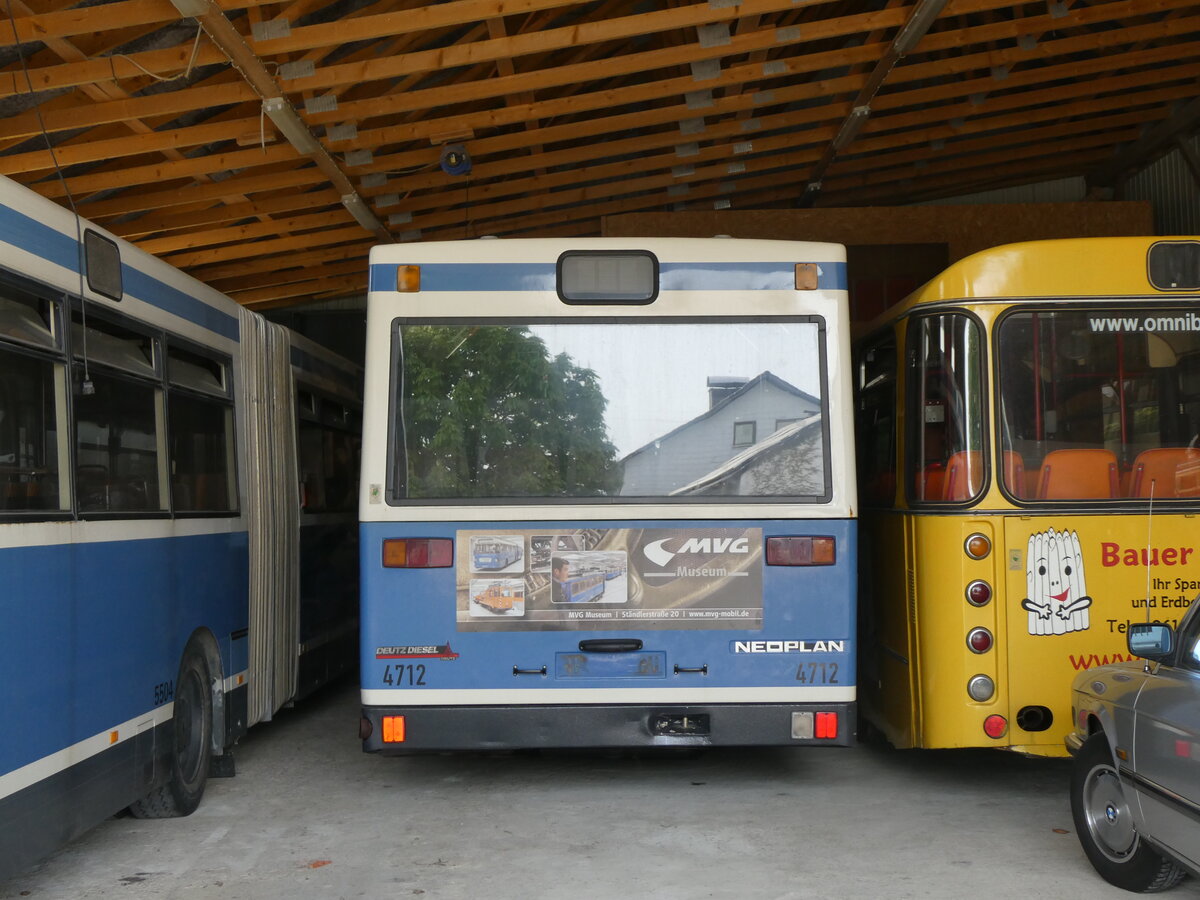 (261'311) - MVG Mnchen (OCM) - Nr. 4712 - Neoplan/Deutz am 14. April 2024 in Grosskllnbach, Lager