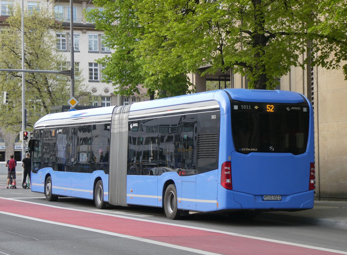 (261'425) - MVG Mnchen - Nr. 5011/M-VG 5011 - eMercedes am 14. April 2024 in Mnchen, Sendlinger Tor