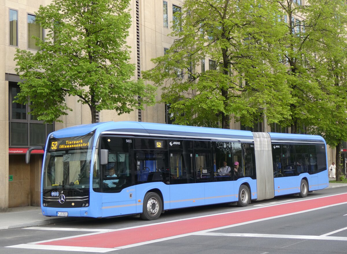 (261'426) - MVG Mnchen - Nr. 5011/M-VG 5011 - eMercedes am 14. April 2024 in Mnchen, Sendlinger Tor