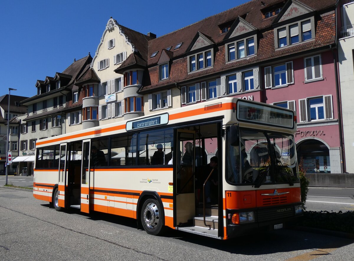 (261'742) - BSF Hochdorf - Nr. 11/LU 151'690 - Neoplan (ex Mder, Schwanden) am 27. April 2024 beim Bahnhof Brugg