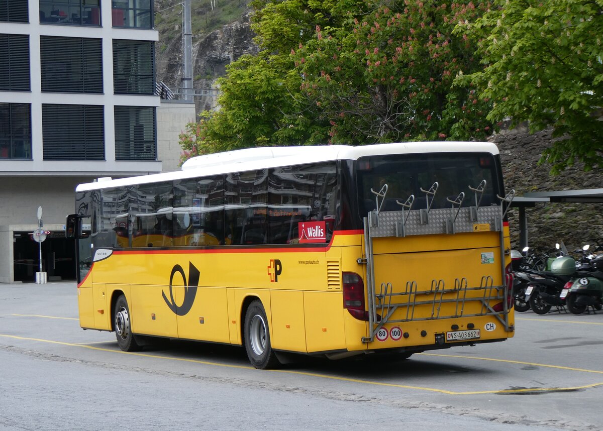 (261'817) - PostAuto Wallis - VS 403'662/PID 5622 - Setra am 29. April 2024 beim Bahnhof Brig