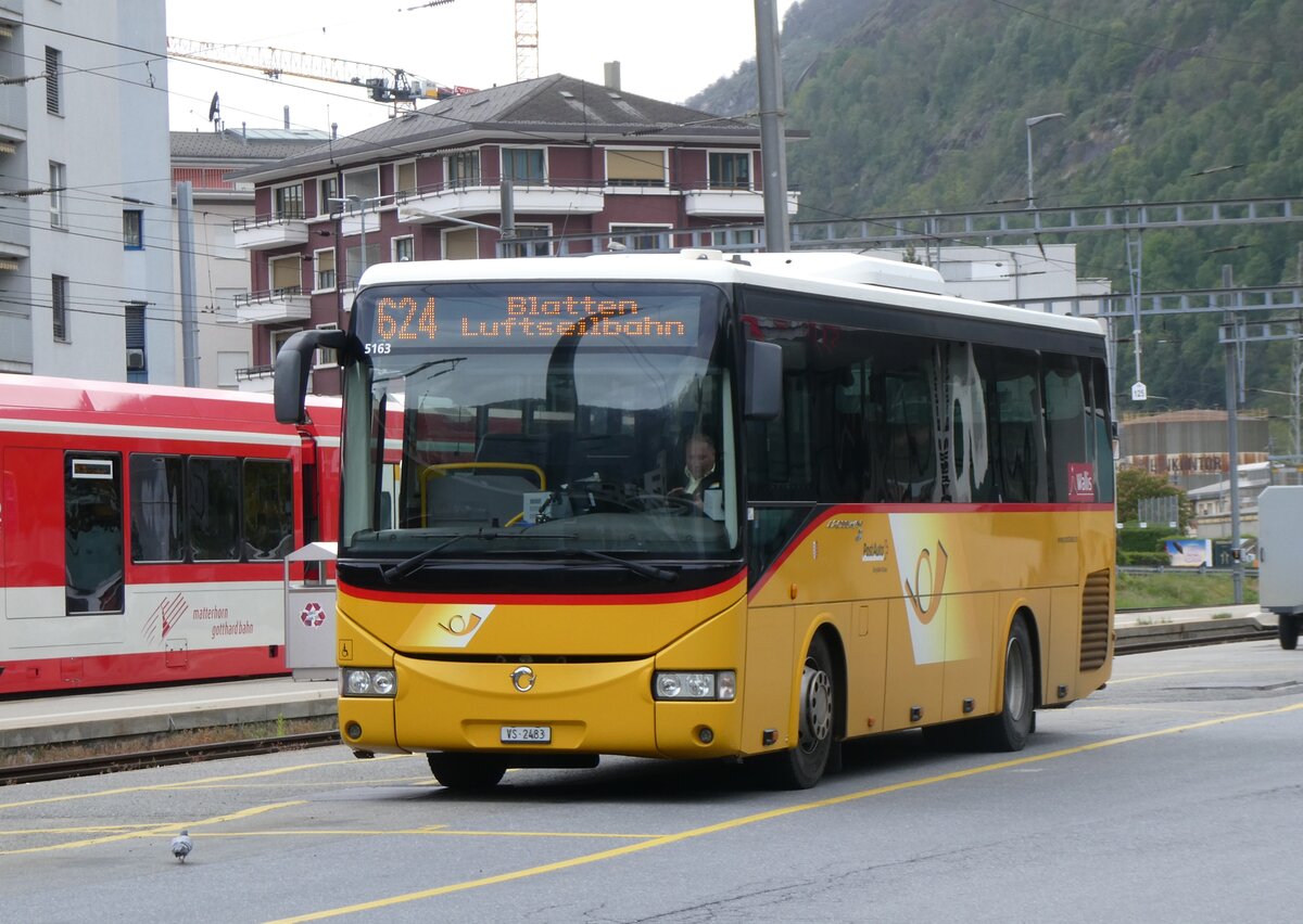 (261'837) - PostAuto Wallis - VS 2483/PID 5163 - Irisbus (ex Moosalp Tours, Stalden) am 29. April 2024 beim Bahnhof Brig