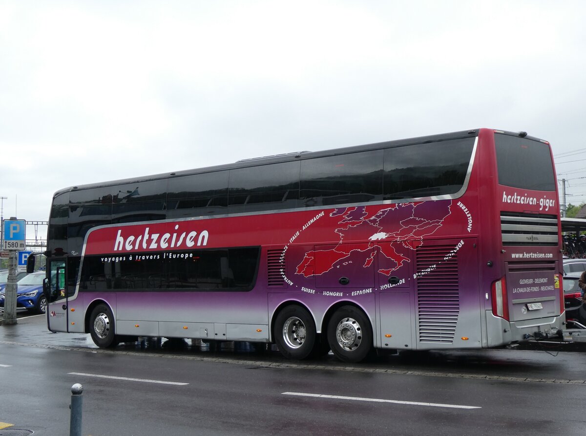 (262'168) - Giger, La Chaux-de-Fonds - Nr. 10/NE 79'340 - Van Hool am 6. Mai 2024 beim Bahnhof Thun