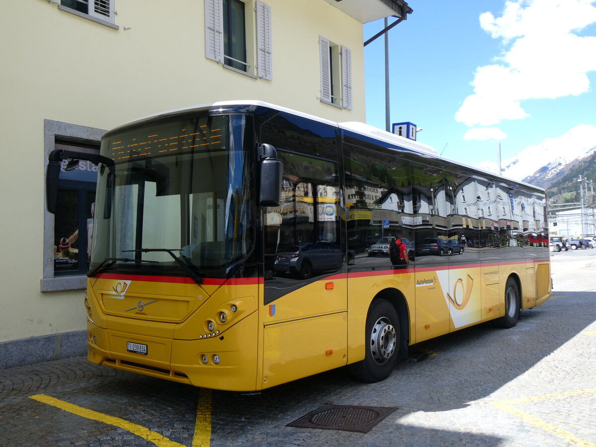 (262'243) - Marchetti, Airolo - TI 239'834/PID 11'617 - Volvo am 10. Mai 2024 beim Bahnhof Airolo