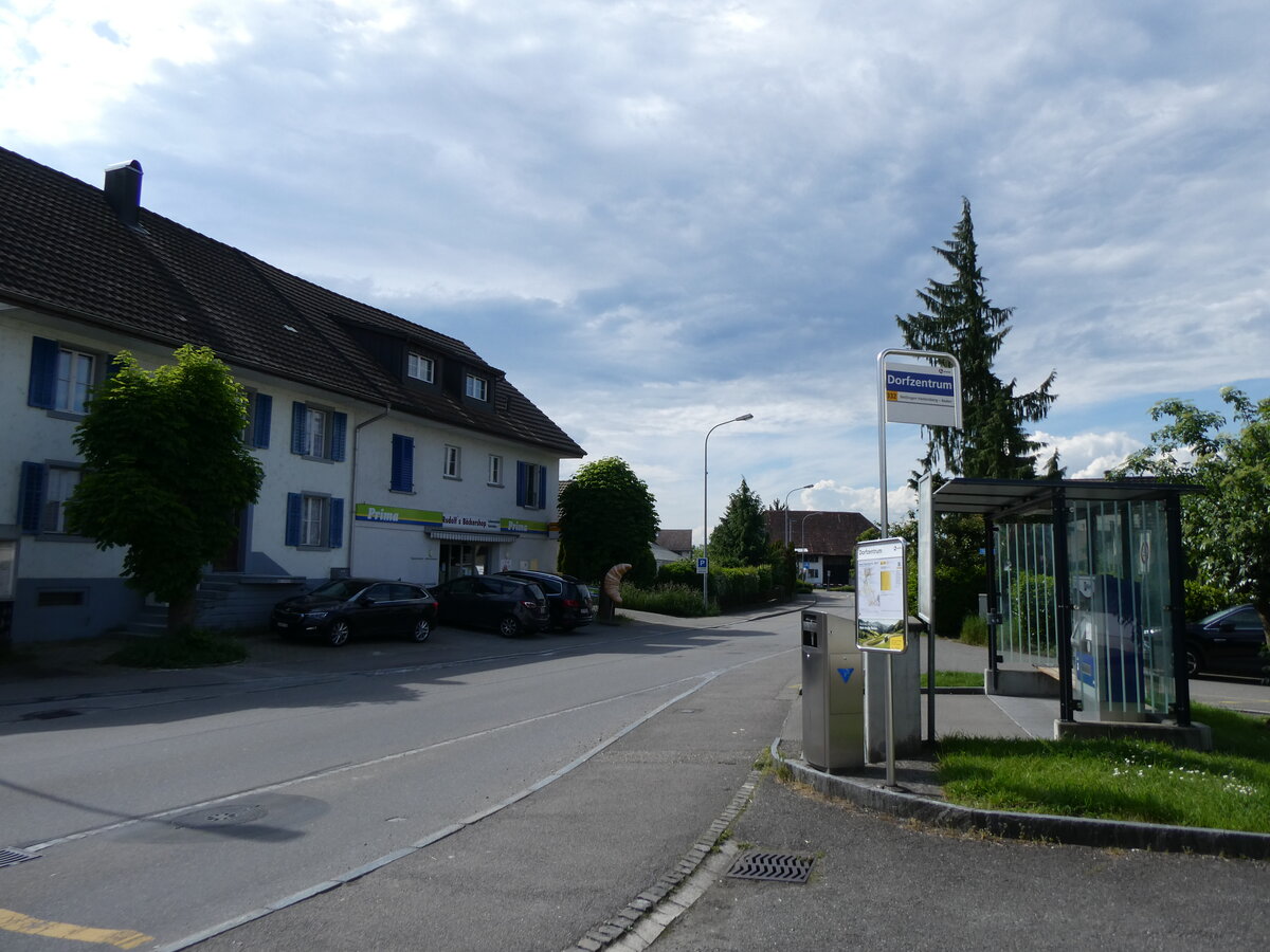 (262'323) - PostAuto/A-welle-Haltestelle am 12. Mai 2024 in Tgerig, Dorfplatz