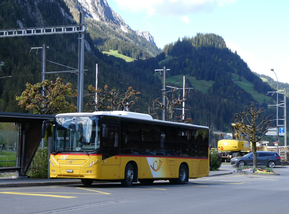 (262'445) - Kbli, Gstaad - BE 308'737/PID 11'458 - Volvo am 17. Mai 2024 beim Bahnhof Saanen