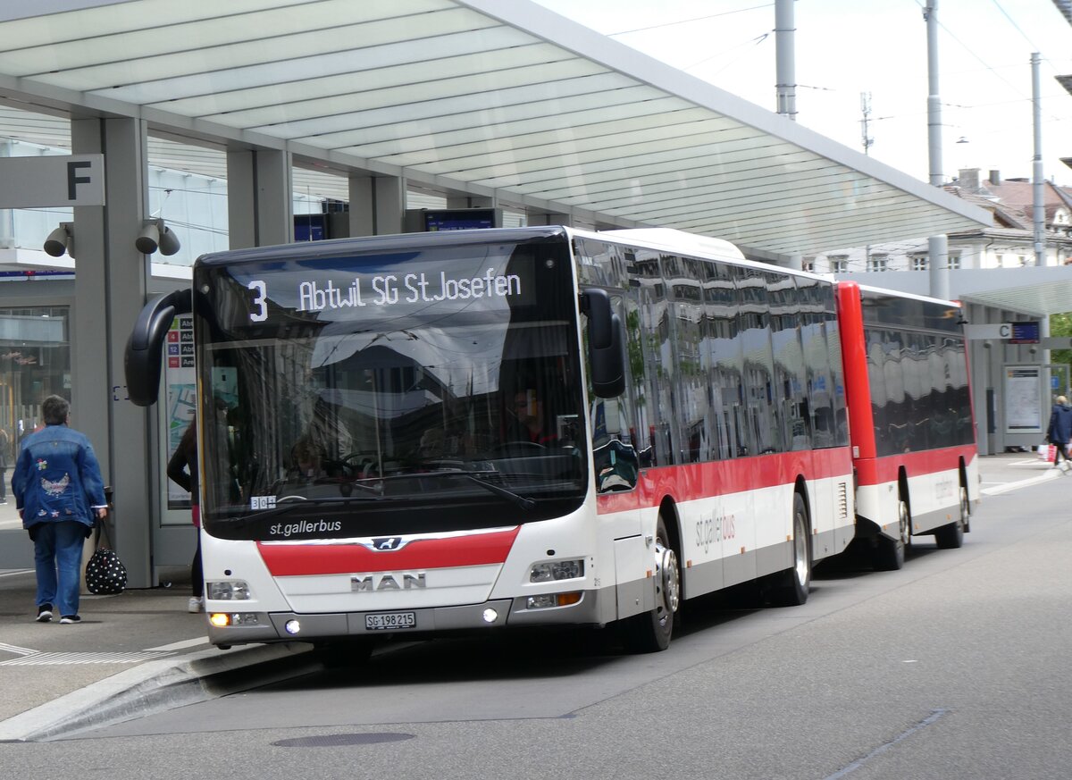 (262'843) - St. Gallerbus, St. Gallen - Nr. 215/SG 198'215 - MAN am 24. Mai 2024 beim Bahnhof St. Gallen