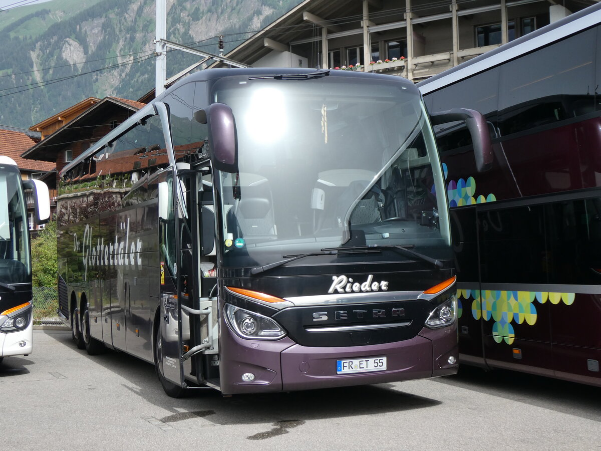 (264'100) - Aus Deutschland: Rieder, Glottertal - FR-ET 55 - Setra am 29. Juni 2024 beim Bahnhof Brienz 