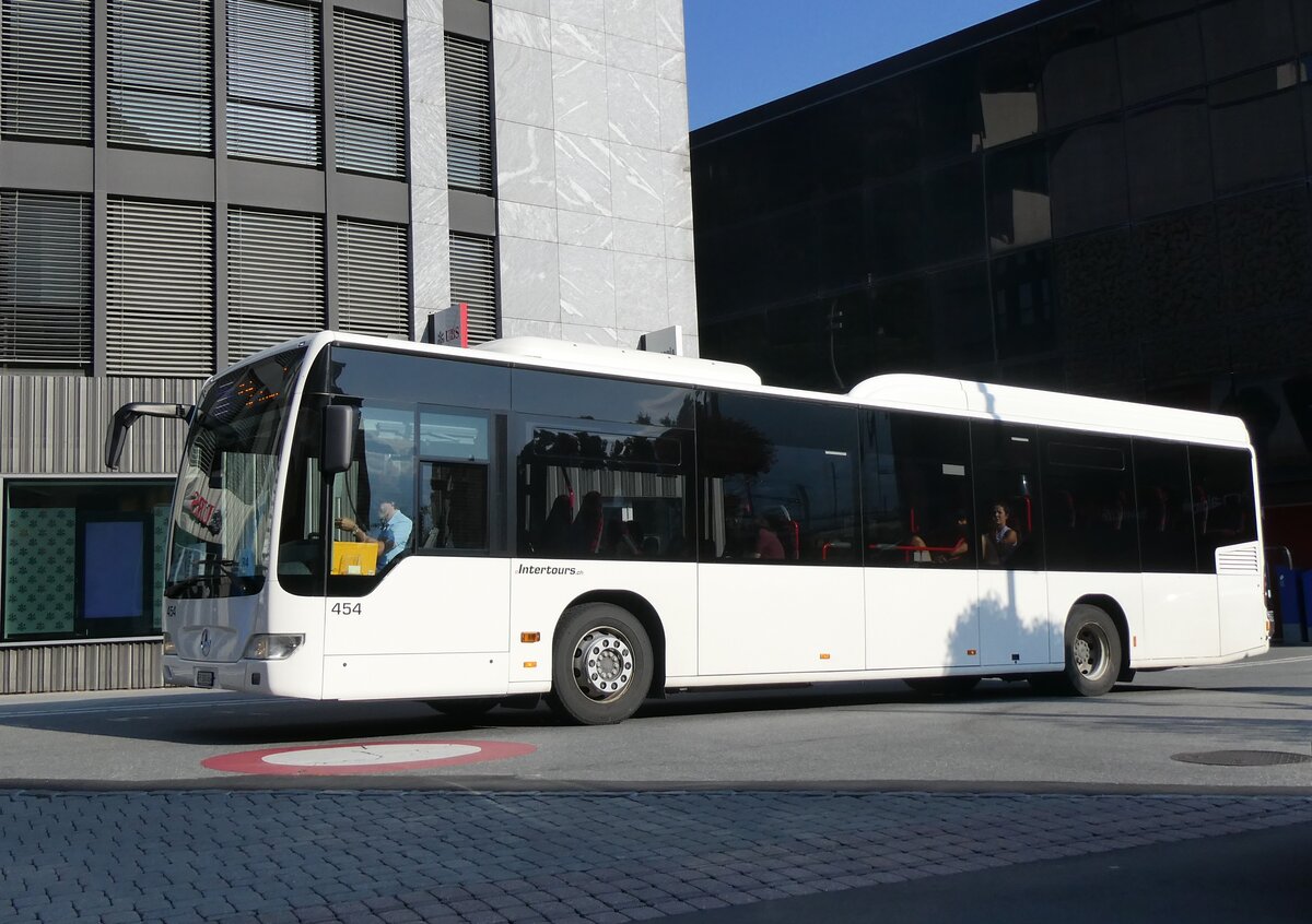 (265'121) - Intertours, Domdidier - Nr. 454/FR 300'454 - Mercedes (ex Chur Bus, Chur Nr. 11) am 28. Juli 2024 beim Bahnhof Visp