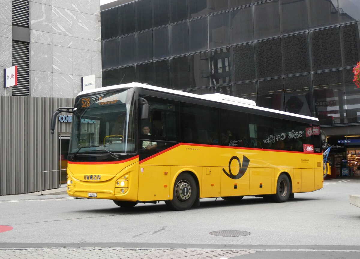 (265'369) - Autotour, Visp - VS 504/PID 11'447 - Iveco am 3. August 2024 beim Bahnhof Visp