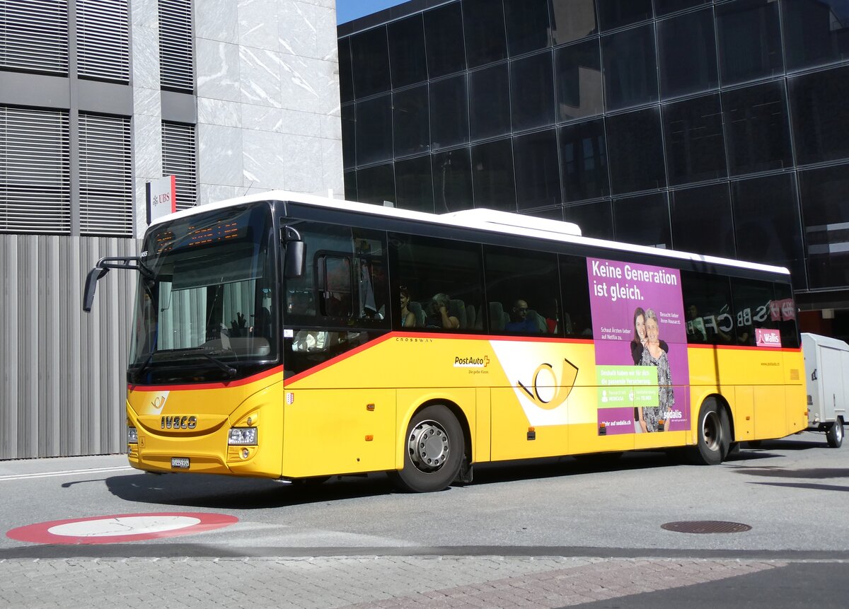 (265'697) - PostAuto Wallis - VS 445'904/PID 10'455 - Iveco am 16. August 2024 beim Bahnhof Visp