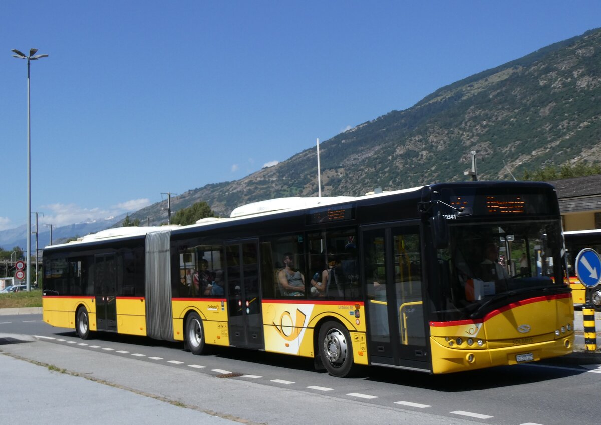 (265'717) - CarPostal Ouest - VD 305'105/PID 10'341 - Solaris am 16. August 2024 beim Bahnhof Gampel-Steg