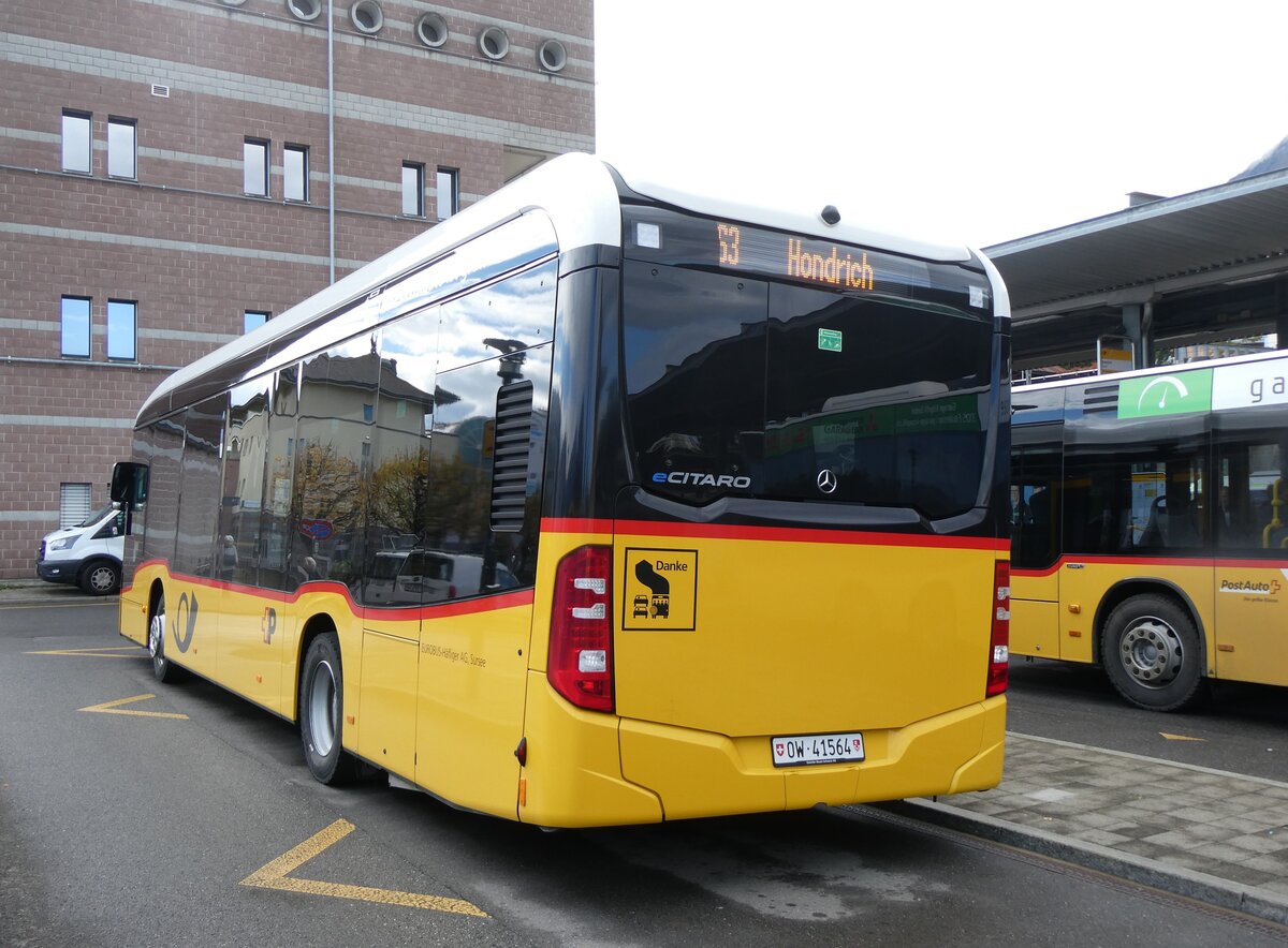 (268'388) - PostAuto Zentralschweiz (Hfliger) - OW 41'564/PID 12'023 - eMercedes am 22. Oktober 2024 beim Bahnhof Spiez