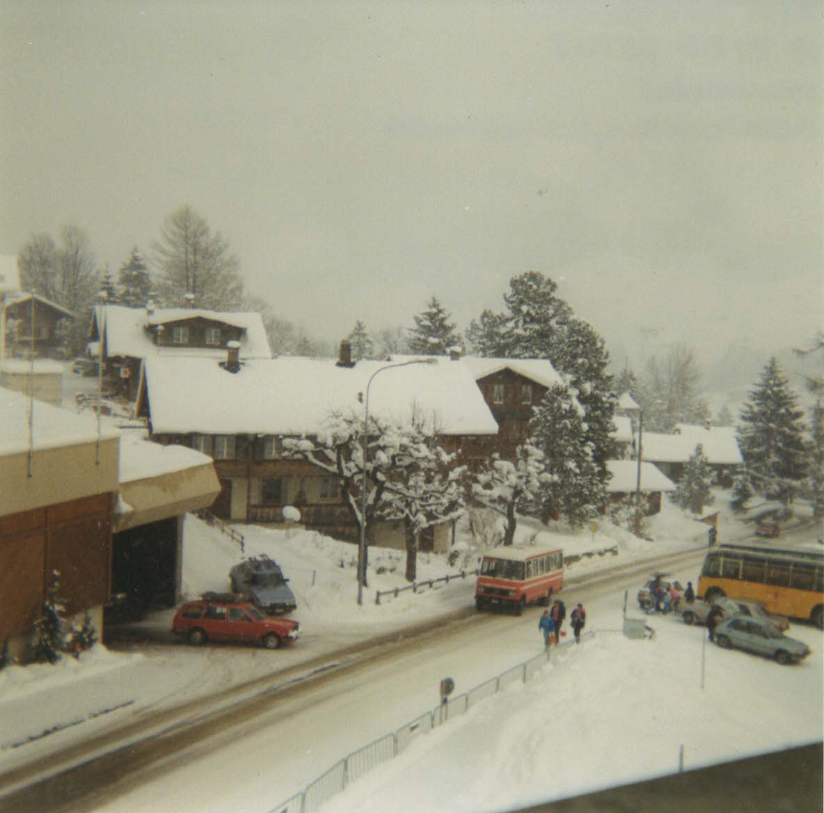 (7-11) - Aus dem Archiv: AFA Adelboden - Nr. 8/BE 26'708 - Mercedes (ex CJ Tramelan Nr. 14) im Februar 1988 in Adelboden, Landstrasse 