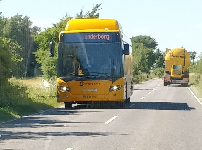 An diesen Tag ist einer der seit letzten Jahr in Betrieb stehenden Scania Citywide 12,7 Le auf der Linie 229 von Snderborg-Kgnes gewesehn. Dieser Bus ist in einer Massname fr eine Umwelt freundliche Welt 44 dieser Scania mit Biogas Antrieb bestellt worden. Diese Busse fahren in der Region Flensburg bis Aabennrade und natrlich auf Als Snderborg Nordborg. Die Busse sind vom Unternehmen Umove die in ganz Dnemark fahren. (Region Als Snderborg Ort Kgnes Firma Umove