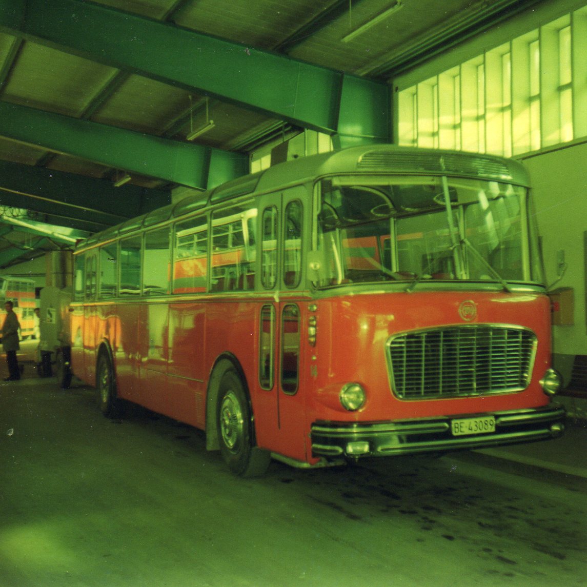 (AZiN 15) - Aus dem Archiv: AFA Adelboden - Nr. 14/BE 43'089 - FBW/Gangloff am 9. April 1974 im Autobahnhof Adelboden