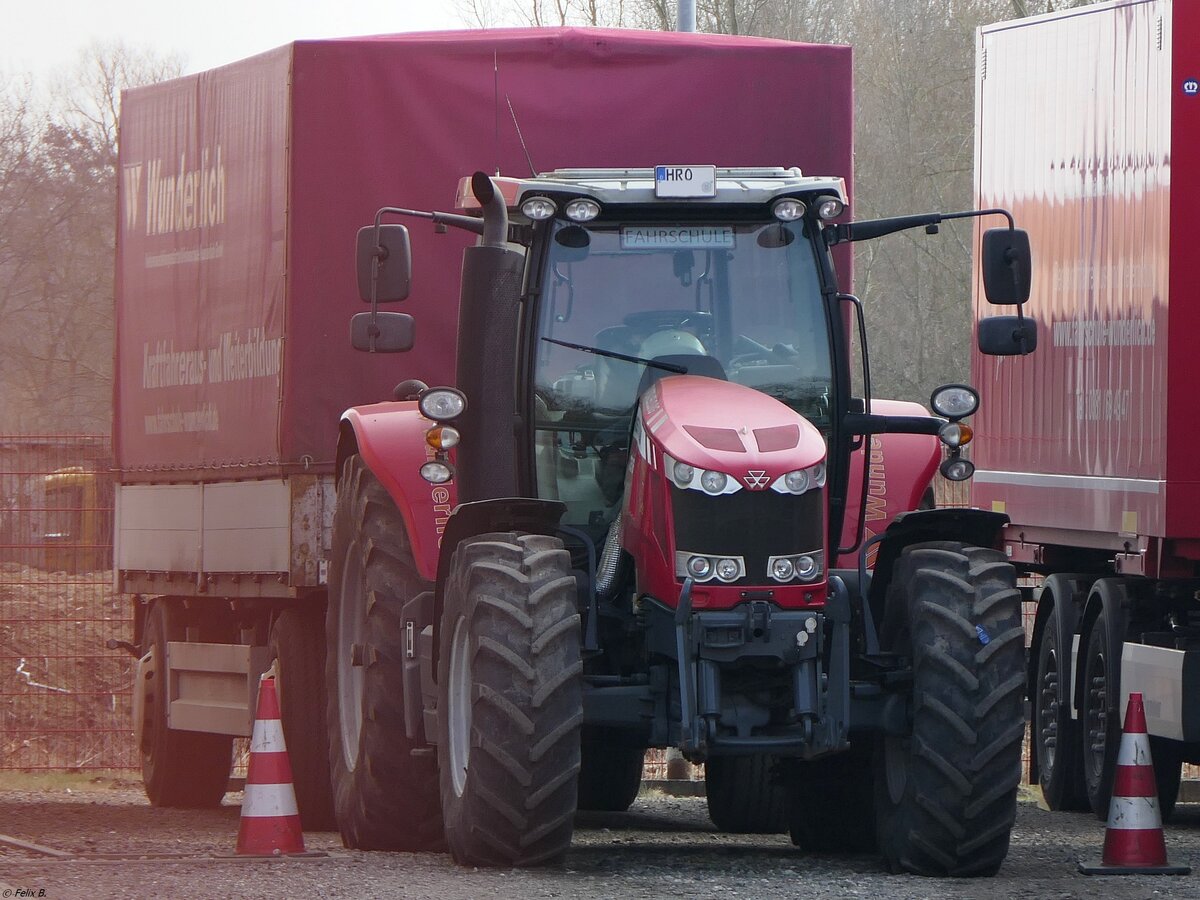 Massey Ferguson mit Anhänger in Rostock.