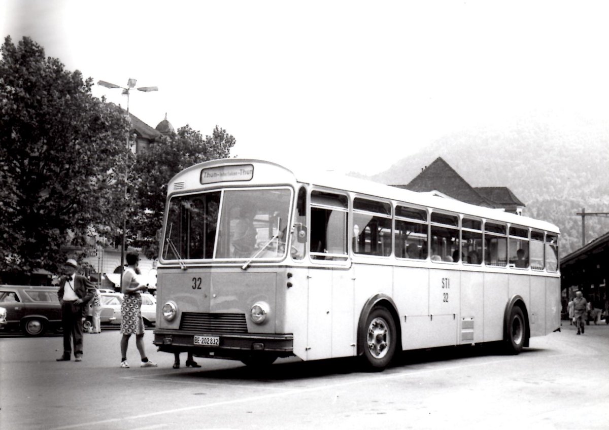 (MD223) - Aus dem Archiv: STI Thun - Nr. 32/BE 202'832 - Saurer/R&J um 1970 beim Bahnhof Interlaken West