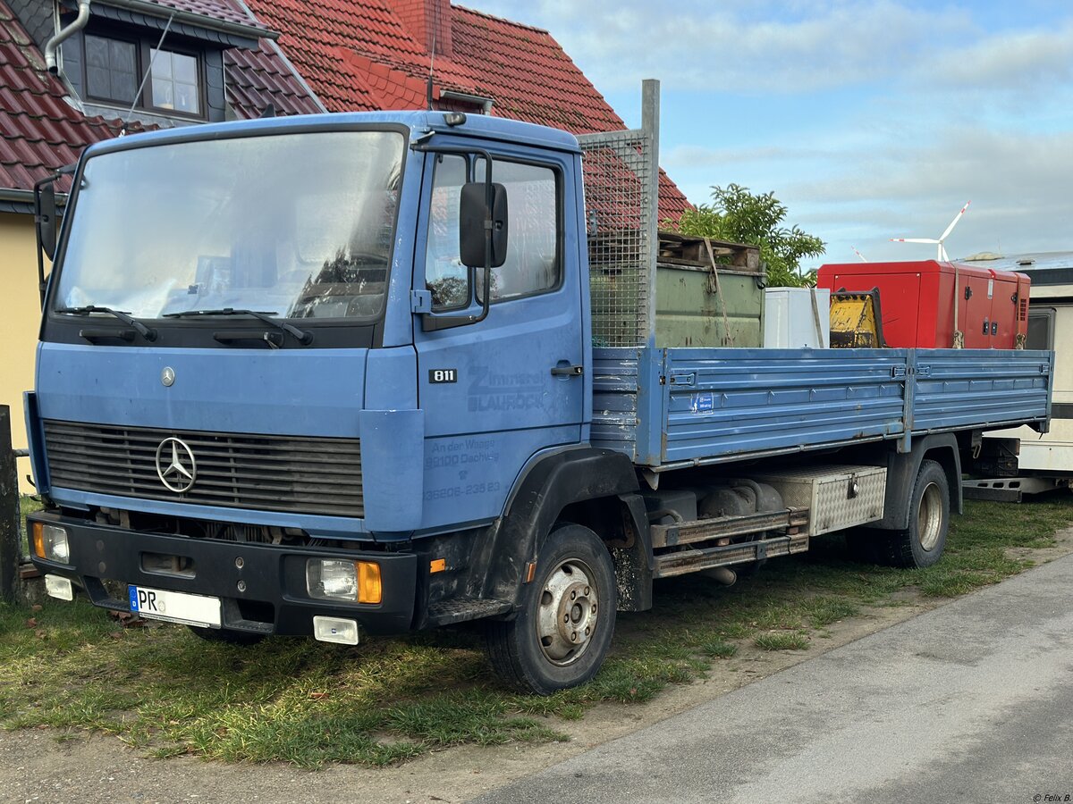 Mercedes 811 mit Pritschenaufbau in Quetzin. Mercedes 811 mit Pritschenaufbau in Quetzin.