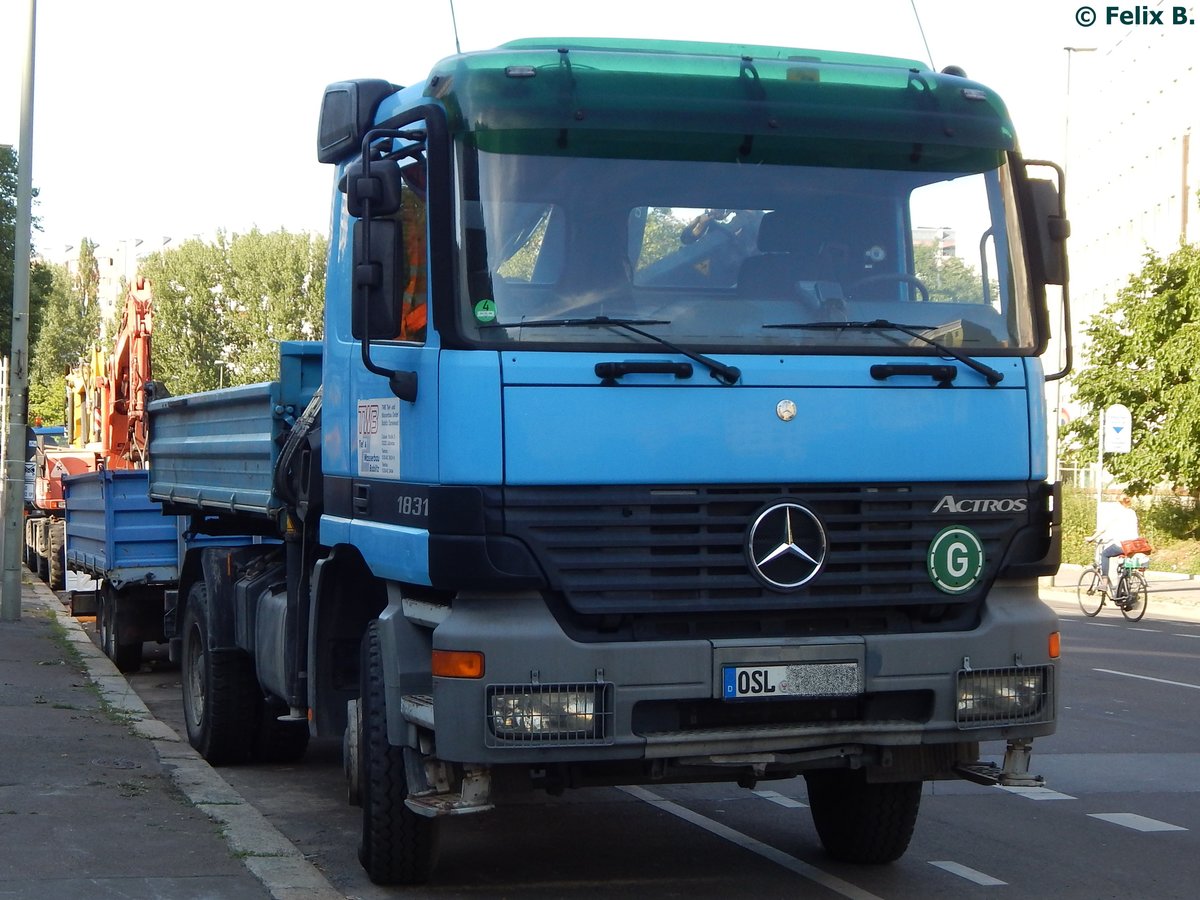 Mercedes Actros mit Pritschenaufbau in Berlin.