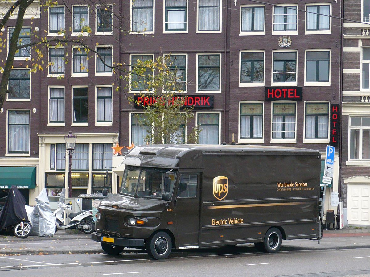 Mercedes-Benz 711 D der Firma UPS. Amsterdam, Niederlande 12-11-2014.