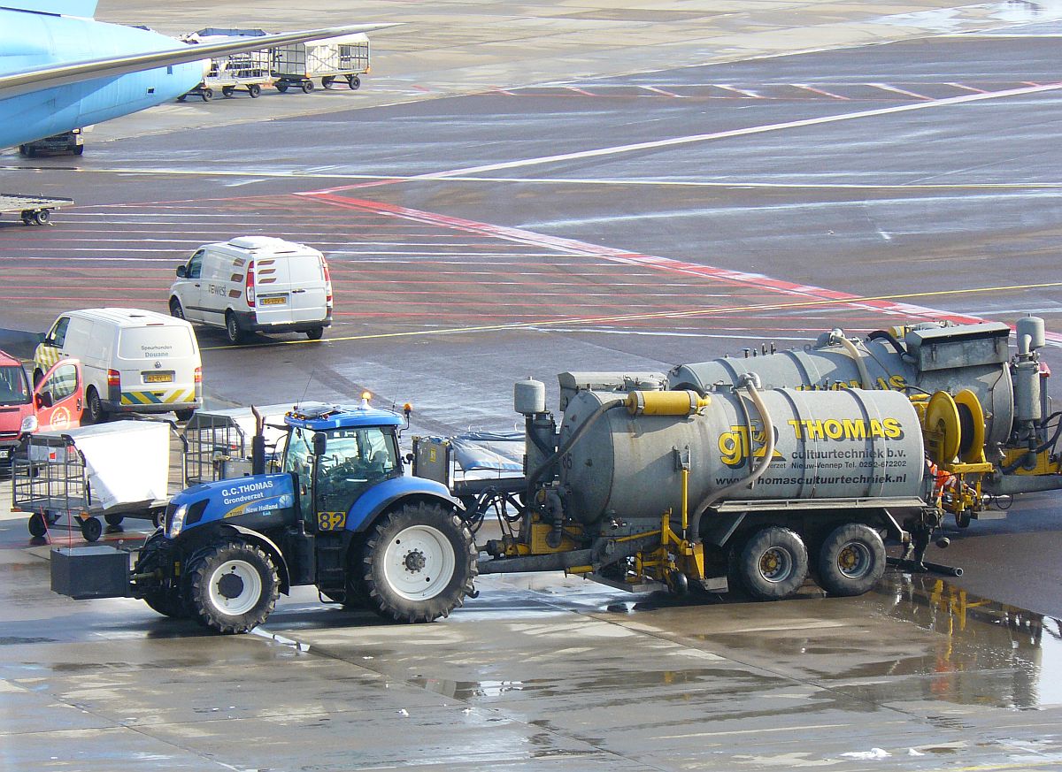 New Holland T1050 der Firma Thomas. Flughafen Schiphol, Amsterdam, Niederlande 10-02-2013.