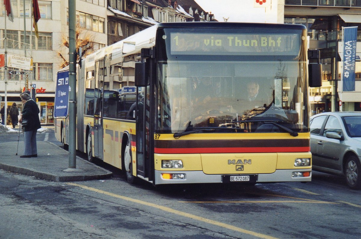 (R 4003) - Aus dem Archiv: STI Thun - Nr. 87/BE 572'087 - MAN am 6. Februar 2005 beim Bahnhof Thun