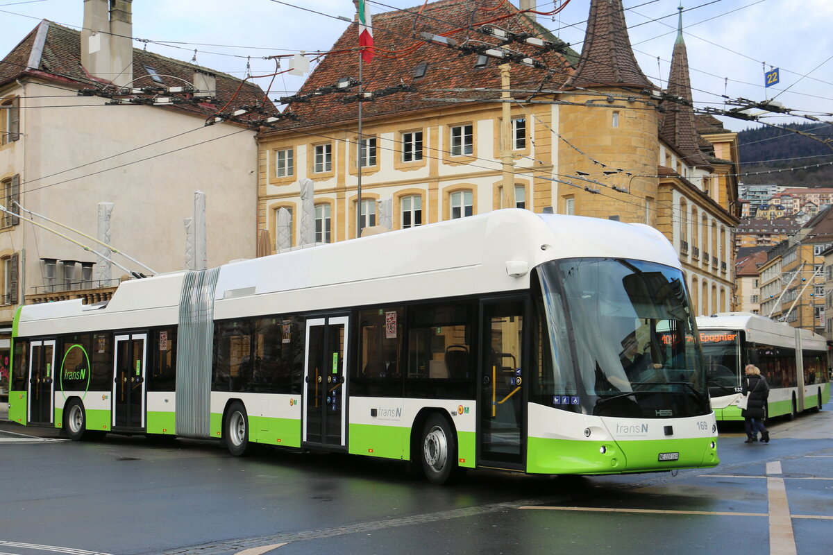 transN, La Chaux-de-Fonds - Nr. 169/NE 209'169 - Hess/Hess Gelenktrolleybus am 14. Dezember 2023 in Neuchtel, Place Pury (Aufnahme: Martin Beyer)