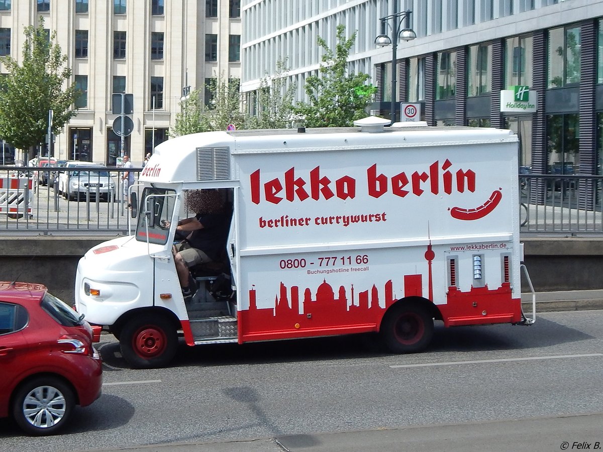 Unbekannter Transporter mit Aufschrift einer Berliner Currywurst in Berlin.