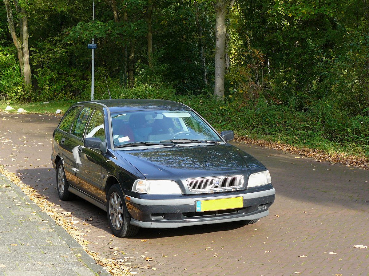 Volvo V40 1.8 Baujahr 1999. Leiden, Niederlande 18-10-2014.