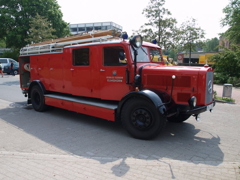 Oldtimerfahrzeug Der Ff Elmshorn Am Der Blaulichter In Elmshorn Fahrzeuge Startbilder De