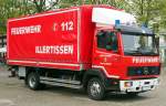 Mercedes-Benz 817 Feuerwehrfahrzeug Pritsche mit Plane der Freiwilligen Feuerwehr Illertissen am 25.10.2014.