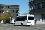 (256'133) - Joly Voyages, Les Breuleux - NE 171'662 - Mercedes am 16. Oktober 2023 beim Bahnhof Giswil