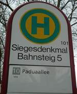 (131'564) - VAG-Haltestellenschild - Freiburg, Siegesdenkmal - am 11.