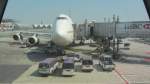 Größenvergleich zwischen einer Boeing 747 ( Jumbo ) und einigen Flughafenfahrzeugen am 6.1.2012 in Bangkok am Suvarnabhumi Airport.