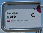 (251'547) - tpf-Haltestellenschild - Broc-Village, gare - am 15. Juni 2023