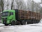 MAN TGX 18.440 Holztransporter in Neustrelitz.