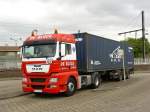 MAN TGX 18.440 LKW mit Container. Bahnhof Antwerpen Noorderdokken, Belgien 10-05-2013.