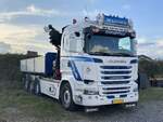 Scania R580 mit Kran- und Prischenaufbau in Vojens.