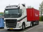 Sattelzuge/348284/volvo-fh-460-mit-container-voorhout Volvo FH 460 mit Container. Voorhout, Niederlande 06-04-2014.