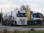 Volvo FH mit Siloauflieger und Mercedes Actros Hängerzug in Neubrandenburg.