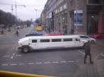 Hummer-Limousine in Berlin aus einem MAN Lion's City der BVG.