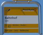 (217'176) - PostAuto-Haltestellenschild - Lyss, Bahnhof - am 21.