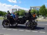 Eine motorisierte Kutsche ohne Pferde in Berlin.